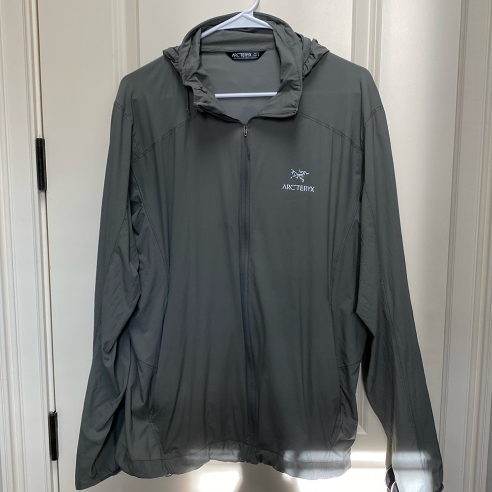 Arc’Teryx men’s Large gray light weight windbreaker